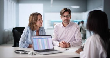 Gülümseyen Afro-Amerikan Çift Doktorla Bebek Buluşması Bekliyor