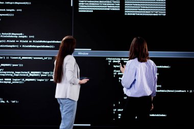 Ofis Bilgisayarında Kod Dili Kullanarak Kadın Programcı Geliştirme Web Sitesi