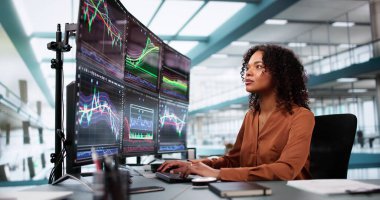 Ofisteki Çoklu Ekrandaki Grafiklere Bakan Borsa Simsarı