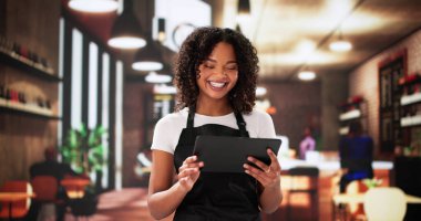 Tabletli restoran garsonu. Görülen Dükkan Sahibi