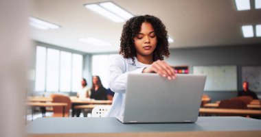 Sınıftaki Öğrenci Kız Laptop kullanıyor. Ders Dersi