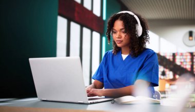 Tıp doktoru olmak isteyen bir kadın. Sağlık Eğitimi