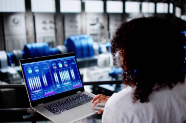 Osha Uyum İçin Mühendis İşçisi Laptop Kullanıyor