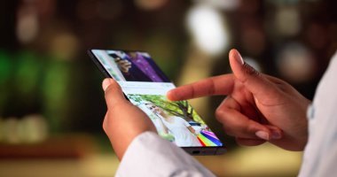 Çevrimiçi Sosyal Medya Ağı 'nda Silip Kaydırma İçeriği