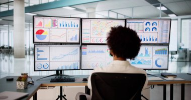 KPI gösterge paneli kullanarak performansı yöneten Afrikalı Amerikalı veri analisti.