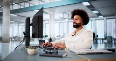 Müşteri Hizmetleri Ajanı Müşterilere Video Konferansı ile Destek Veriyor