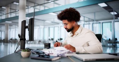 Afrikalı Amerikalı Muhasebeci Vergi Faturalarını Memnuniyetle Hazırlıyor.