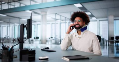 Kırık kollu yaralı işçi akıllı telefondan tazminat istiyor..