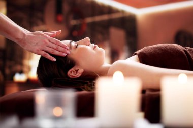 Genç bir kadın için kaplıcada yüz bakımı..