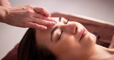 Rahatlatıcı Spa Günü: Genç Bir Kadın Bitkisel Yüz Bakımı Aldı