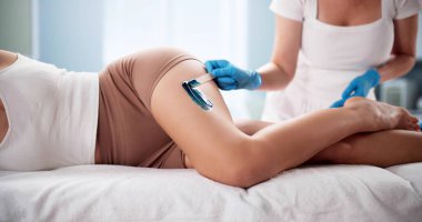 Zarif bir kadın Fransız güzellik salonunda bacak ağdası yaptırıyor..