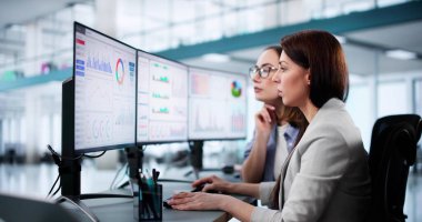 Ofis Bilgisayar Ekranında Kadın Veri Analisti KPI 'leri Analiz Ediyor
