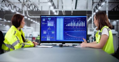 Yüksek teknoloji fabrikasında çalışan genç kadın mühendis internette yenilikçi projeler geliştiriyor..