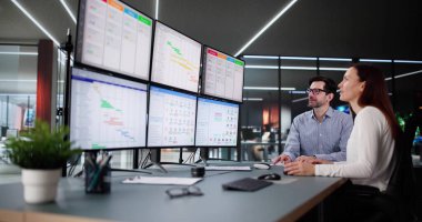 Dizüstü bilgisayarda Kanban proje yönetimi yazılımı kullanan profesyonel bir kadın