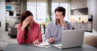 Beklenmedik harcamaları inceleyen mutsuz çift ev giderleri bütçesinde pişmanlık gösteriyor..