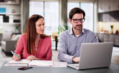 Mutlu çift emeklilik planı ve para bütçesini birlikte yapıyor.