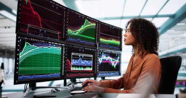 Ofisteki Çoklu Ekrandaki Grafiklere Bakan Borsa Simsarı