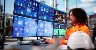 Endüstriyel Santralde SCADA Sistemi kullanan Mühendis Operatörü