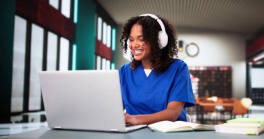 Tıp doktoru olmak isteyen bir kadın. Sağlık Eğitimi