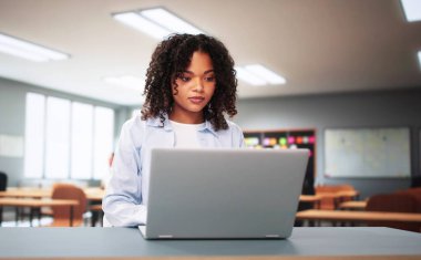 Sınıftaki Öğrenci Kız Laptop kullanıyor. Ders Dersi