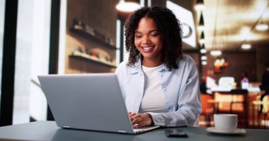 Kahve dükkanında dizüstü bilgisayarda çalış ve çalış