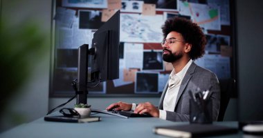 Gece yarısı Polis Karakolunda Suç Çözen Özel Dedektif.