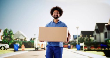 Minibüsle paket taşırken gülümseyen üniformalı Afro-Amerikalı adam..