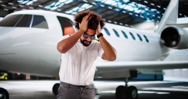 Sıkıntılı pilot hatasından pişman, tecrit sırasında ayrımcılıkla karşı karşıya.