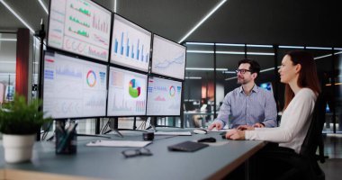 KPI Veri Paneli Kullanan İş Analisti Erkek ve Kadın