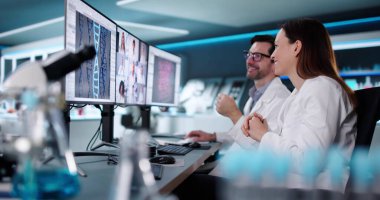 Yüksek Teknoloji Laboratuvarı 'nda Tıbbi Profesyoneller Sanal Görüşmede