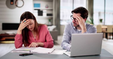 Borç içindeki bir çift, ailesini ve maliyesini kurtarmak için mücadele ediyor..