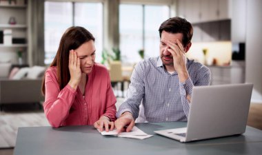 Sorunlu Çift Beklenmedik Masraflar ve Evde Mali Mücadele Tartışıyor.