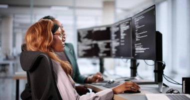 Çevik Afrikalı Amerikalı Kadın Ofis Bilgisayarında Yeni Yazılım Kodluyor