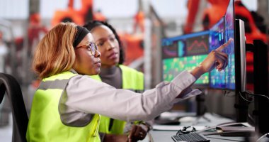 Elektrikli Araba Fabrikasında Bilgisayar Kullanan Yenilikçi Afrikalı Amerikalı Mühendis.