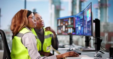 Genç bir Kara Kadın Mühendis Çalışması Bilgisayarlarla ilgili veriler analiz ediliyor