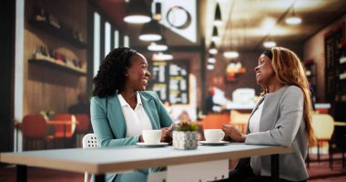 Yönetici ve Grafik Tasarımcı Arasındaki Kahve Dükkanında Yaratıcı İşbirliği