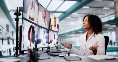 Doktor In Online Video Konferansı. Bilgisayarda Tıbbi Giysi