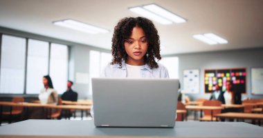 Sınıftaki Öğrenci Kız Laptop kullanıyor. Ders Dersi