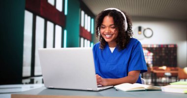 Tıp doktoru olmak isteyen bir kadın. Sağlık Eğitimi