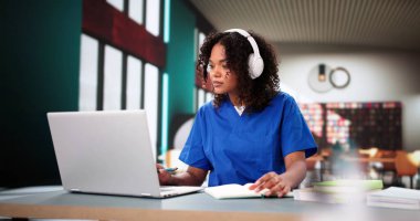 Tıp doktoru olmak isteyen bir kadın. Sağlık Eğitimi