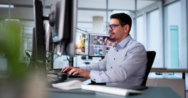 Grafik Web Tasarımcısı Tasarım Düzenleme Yazılımını Kullanıyor