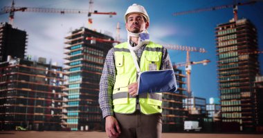 Kırık kollu yaralı işçi. İnşaat İş Hasarı