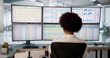 Finansal Yönetici Masaüstü Hesap Tablosunda Tıbbi Fatura Kodlarını Düzenler