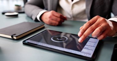 Genç Afro-Amerikalı Adam 3D CAD Yazılım Tasarım Uçak Modelleri Kullanıyor.