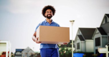 Başarılı bir Afro-Amerikan kuryesi posta kamyonuyla paket teslim ediyor..