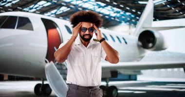 Endişeli Kara Pilot Stresli Yolculukta Güvenlik İçin Dua Ediyor.