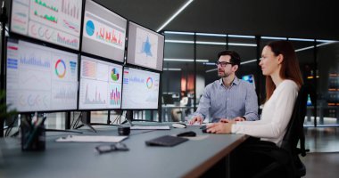 Masaüstü Bilgisayar Ekranında Borsa Verilerini Analiz Eden Finansal Danışman.