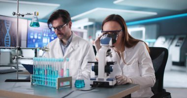 Bilim adamları laboratuvarda koronavirüs aşısı üzerinde araştırma yapıyorlar..