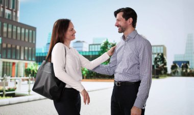 Kadın, şehirde eski bir arkadaşıyla buluşurken gülümsüyor..