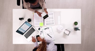 Önemli İş Toplantısı sırasında Deneyimli Muhasebeci Finansal Rehberlik Sağlar